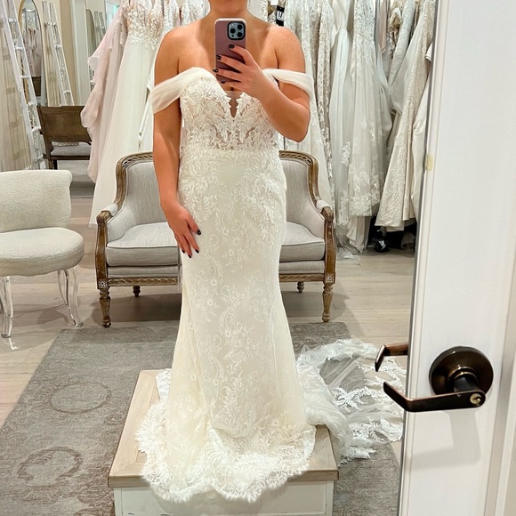 Elegant Off-Shoulder Lace Wedding Dress - Picture 3 of 5